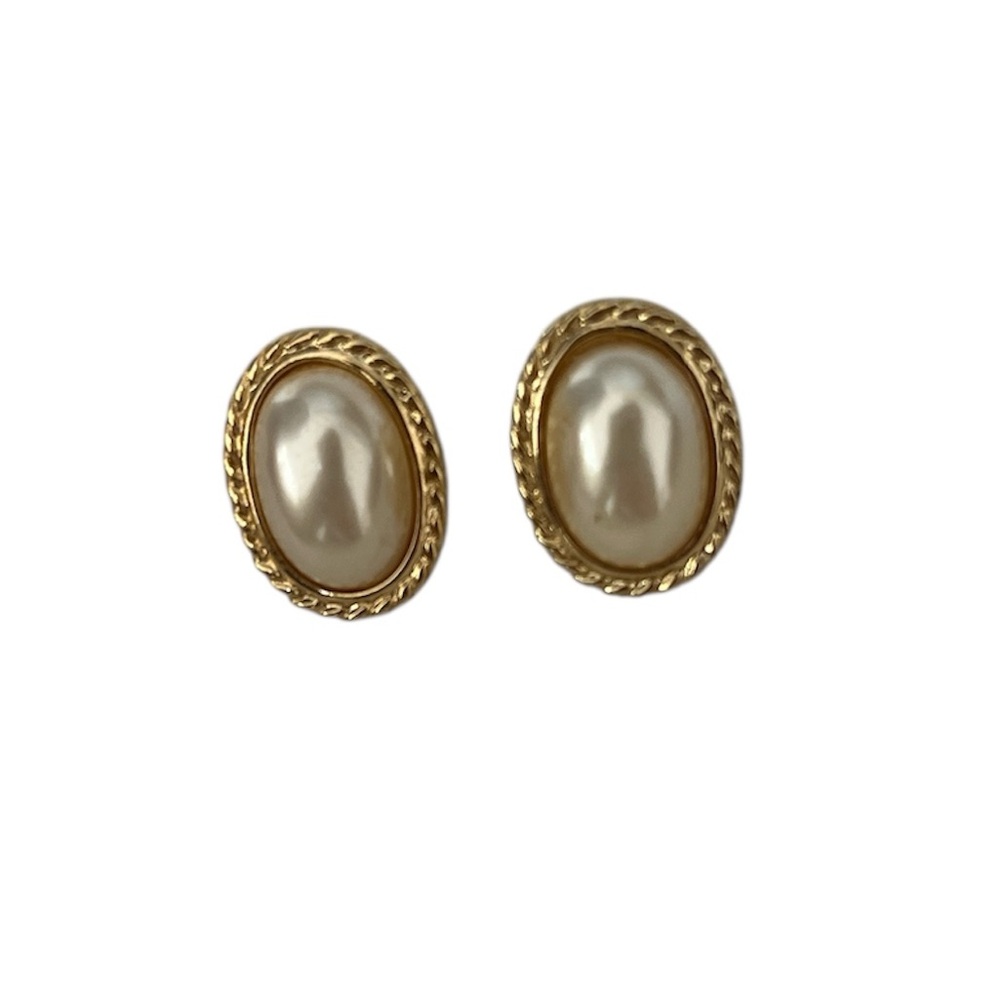 Trifari Vintage Gold Tone Pearl Oval Clip On Earrings